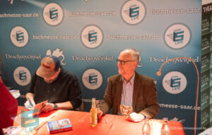 Autogrammstunde von Ralf Kramp und Sebastian Carsten Henn bei der Buchmesse Saar Festivals 2026, LIVE im Theater am Ring in Saarlouis