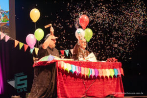 Ralf Kramp und Sebastian Carsten Henn auf der Bühne des Buchmesse Saar Festivals 2026, LIVE im Theater am Ring in Saarlouis
