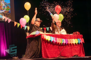 Ralf Kramp und Sebastian Carsten Henn auf der Bühne des Buchmesse Saar Festivals 2026, LIVE im Theater am Ring in Saarlouis
