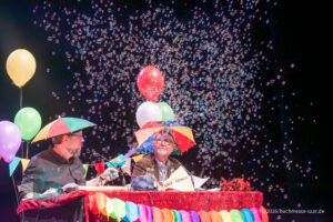 Ralf Kramp und Sebastian Carsten Henn auf der Bühne des Buchmesse Saar Festivals 2026, LIVE im Theater am Ring in Saarlouis