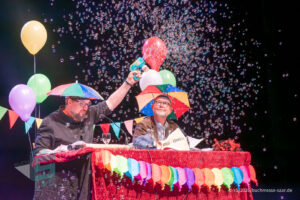 Ralf Kramp und Sebastian Carsten Henn auf der Bühne des Buchmesse Saar Festivals 2026, LIVE im Theater am Ring in Saarlouis