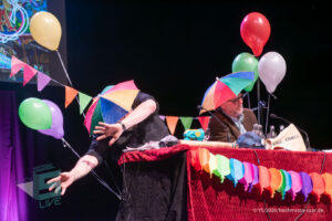 Ralf Kramp und Sebastian Carsten Henn auf der Bühne des Buchmesse Saar Festivals 2026, LIVE im Theater am Ring in Saarlouis