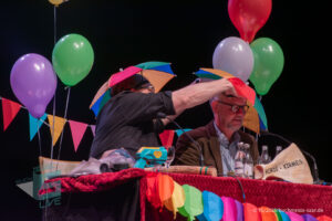 Ralf Kramp und Sebastian Carsten Henn auf der Bühne des Buchmesse Saar Festivals 2026, LIVE im Theater am Ring in Saarlouis