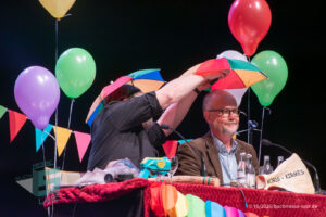 Ralf Kramp und Sebastian Carsten Henn auf der Bühne des Buchmesse Saar Festivals 2026, LIVE im Theater am Ring in Saarlouis