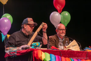 Ralf Kramp und Sebastian Carsten Henn auf der Bühne des Buchmesse Saar Festivals 2026, LIVE im Theater am Ring in Saarlouis