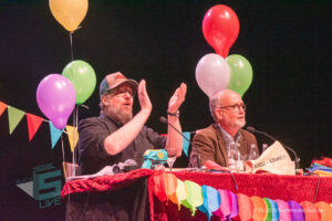 Ralf Kramp und Sebastian Carsten Henn auf der Bühne des Buchmesse Saar Festivals 2026, LIVE im Theater am Ring in Saarlouis