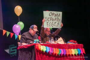 Ralf Kramp und Sebastian Carsten Henn auf der Bühne des Buchmesse Saar Festivals 2026, LIVE im Theater am Ring in Saarlouis