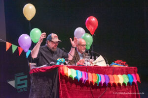 Ralf Kramp und Sebastian Carsten Henn auf der Bühne des Buchmesse Saar Festivals 2026, LIVE im Theater am Ring in Saarlouis
