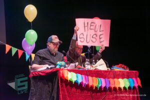 Ralf Kramp und Sebastian Carsten Henn auf der Bühne des Buchmesse Saar Festivals 2026, LIVE im Theater am Ring in Saarlouis