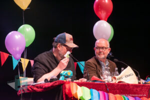 Ralf Kramp und Sebastian Carsten Henn auf der Bühne des Buchmesse Saar Festivals 2026, LIVE im Theater am Ring in Saarlouis