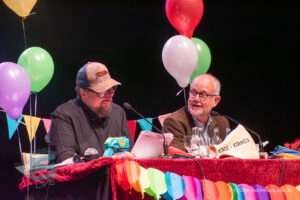 Ralf Kramp und Sebastian Carsten Henn auf der Bühne des Buchmesse Saar Festivals 2026, LIVE im Theater am Ring in Saarlouis