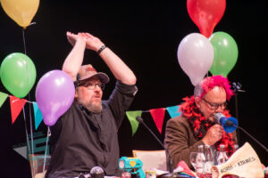Ralf Kramp und Sebastian Carsten Henn auf der Bühne des Buchmesse Saar Festivals 2026, LIVE im Theater am Ring in Saarlouis