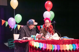 Ralf Kramp und Sebastian Carsten Henn auf der Bühne des Buchmesse Saar Festivals 2026, LIVE im Theater am Ring in Saarlouis