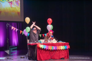 Ralf Kramp und Sebastian Carsten Henn auf der Bühne des Buchmesse Saar Festivals 2026, LIVE im Theater am Ring in Saarlouis