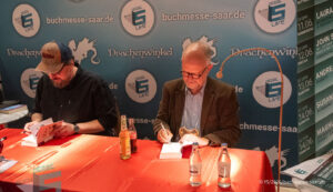 Autogrammstunde von Ralf Kramp und Sebastian Carsten Henn bei der Buchmesse Saar Festivals 2026, LIVE im Theater am Ring in Saarlouis