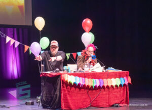 Ralf Kramp und Sebastian Carsten Henn auf der Bühne des Buchmesse Saar Festivals 2026, LIVE im Theater am Ring in Saarlouis