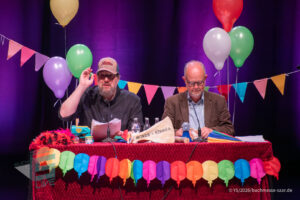 Ralf Kramp und Sebastian Carsten Henn auf der Bühne des Buchmesse Saar Festivals 2026, LIVE im Theater am Ring in Saarlouis