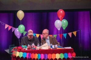 Ralf Kramp und Sebastian Carsten Henn auf der Bühne des Buchmesse Saar Festivals 2026, LIVE im Theater am Ring in Saarlouis