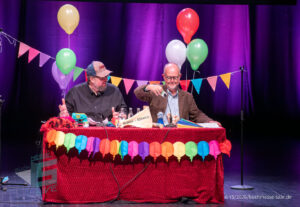 Ralf Kramp und Sebastian Carsten Henn auf der Bühne des Buchmesse Saar Festivals 2026, LIVE im Theater am Ring in Saarlouis