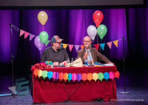 Ralf Kramp und Sebastian Carsten Henn auf der Bühne des Buchmesse Saar Festivals 2026, LIVE im Theater am Ring in Saarlouis