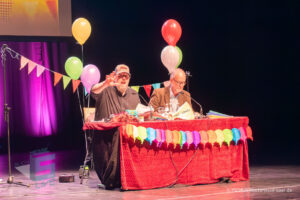 Ralf Kramp und Sebastian Carsten Henn auf der Bühne des Buchmesse Saar Festivals 2026, LIVE im Theater am Ring in Saarlouis