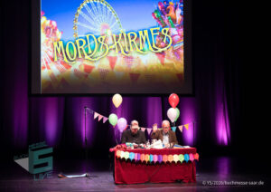 Ralf Kramp und Sebastian Carsten Henn auf der Bühne des Buchmesse Saar Festivals 2026, LIVE im Theater am Ring in Saarlouis