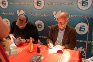 Autogrammstunde von Ralf Kramp und Sebastian Carsten Henn bei der Buchmesse Saar Festivals 2026, LIVE im Theater am Ring in Saarlouis