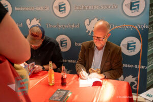 Autogrammstunde von Ralf Kramp und Sebastian Carsten Henn bei der Buchmesse Saar Festivals 2026, LIVE im Theater am Ring in Saarlouis