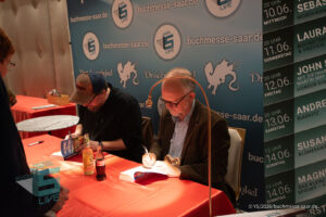 Autogrammstunde von Ralf Kramp und Sebastian Carsten Henn bei der Buchmesse Saar Festivals 2026, LIVE im Theater am Ring in Saarlouis