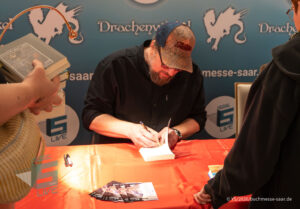 Autogrammstunde von Ralf Kramp und Sebastian Carsten Henn bei der Buchmesse Saar Festivals 2026, LIVE im Theater am Ring in Saarlouis