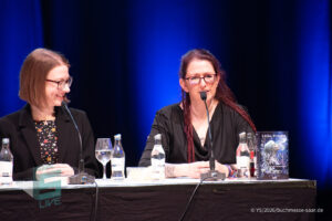 Laura Purcell auf der Bühne beim Buchmesse Saar Festival, LIVE in Saarlouis 2026, zusammen mit zwei Übersetzerinnen