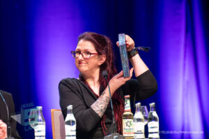 Laura Purcell auf der Bühne beim Buchmesse Saar Festival, LIVE in Saarlouis 2026, zusammen mit zwei Übersetzerinnen