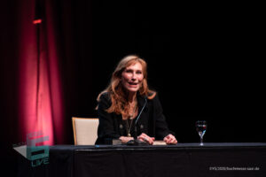 Andrea Sawatzki auf der Bühne, während ihrer Lesung beim Buchmesse Saar Festival 2026 in Saarlouis