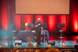 Bühne im Theater am Ring Saarlouis, während er Live-Hörspiellesung von Geisterjäger John Sinclair mit Dietmar Wunder, Katy Karrenbauer, Martin May und Gregor Höppner