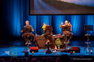Bühne im Theater am Ring Saarlouis, während er Live-Hörspiellesung von Geisterjäger John Sinclair mit Dietmar Wunder, Katy Karrenbauer, Martin May und Gregor Höppner