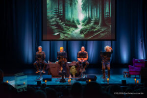 Bühne im Theater am Ring Saarlouis, während er Live-Hörspiellesung von Geisterjäger John Sinclair mit Dietmar Wunder, Katy Karrenbauer, Martin May und Gregor Höppner