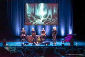 Bühne im Theater am Ring Saarlouis, während er Live-Hörspiellesung von Geisterjäger John Sinclair mit Dietmar Wunder, Katy Karrenbauer, Martin May und Gregor Höppner