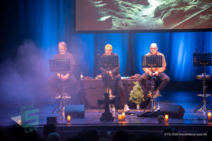 Bühne im Theater am Ring Saarlouis, während er Live-Hörspiellesung von Geisterjäger John Sinclair mit Dietmar Wunder, Katy Karrenbauer, Martin May und Gregor Höppner