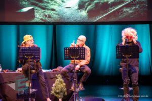 Bühne im Theater am Ring Saarlouis, während er Live-Hörspiellesung von Geisterjäger John Sinclair mit Dietmar Wunder, Katy Karrenbauer, Martin May und Gregor Höppner