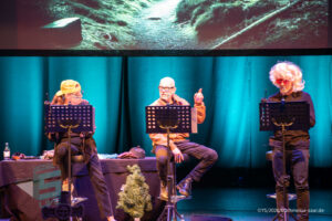 Bühne im Theater am Ring Saarlouis, während er Live-Hörspiellesung von Geisterjäger John Sinclair mit Dietmar Wunder, Katy Karrenbauer, Martin May und Gregor Höppner