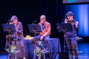 Bühne im Theater am Ring Saarlouis, während er Live-Hörspiellesung von Geisterjäger John Sinclair mit Dietmar Wunder, Katy Karrenbauer, Martin May und Gregor Höppner