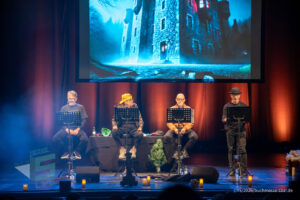 Bühne im Theater am Ring Saarlouis, während er Live-Hörspiellesung von Geisterjäger John Sinclair mit Dietmar Wunder, Katy Karrenbauer, Martin May und Gregor Höppner