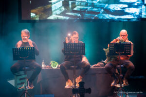 Bühne im Theater am Ring Saarlouis, während er Live-Hörspiellesung von Geisterjäger John Sinclair mit Dietmar Wunder, Katy Karrenbauer, Martin May und Gregor Höppner