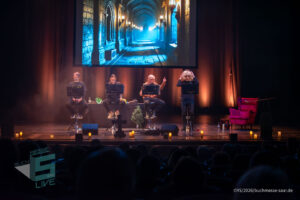 Bühne im Theater am Ring Saarlouis, während er Live-Hörspiellesung von Geisterjäger John Sinclair mit Dietmar Wunder, Katy Karrenbauer, Martin May und Gregor Höppner