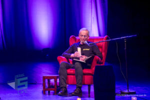 Bühne im Theater am Ring Saarlouis, während er Live-Hörspiellesung von Geisterjäger John Sinclair mit Dietmar Wunder, Katy Karrenbauer, Martin May und Gregor Höppner