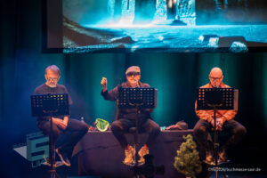Bühne im Theater am Ring Saarlouis, während er Live-Hörspiellesung von Geisterjäger John Sinclair mit Dietmar Wunder, Katy Karrenbauer, Martin May und Gregor Höppner