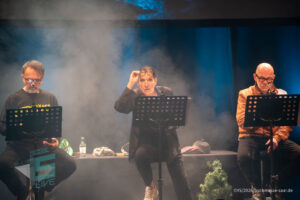 Bühne im Theater am Ring Saarlouis, während er Live-Hörspiellesung von Geisterjäger John Sinclair mit Dietmar Wunder, Katy Karrenbauer, Martin May und Gregor Höppner