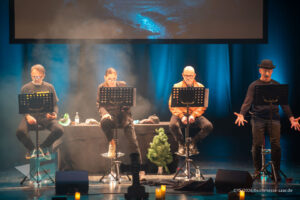 Bühne im Theater am Ring Saarlouis, während er Live-Hörspiellesung von Geisterjäger John Sinclair mit Dietmar Wunder, Katy Karrenbauer, Martin May und Gregor Höppner