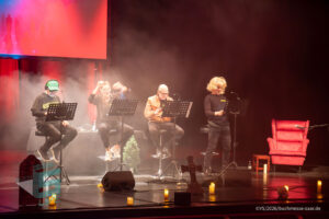 Bühne im Theater am Ring Saarlouis, während er Live-Hörspiellesung von Geisterjäger John Sinclair mit Dietmar Wunder, Katy Karrenbauer, Martin May und Gregor Höppner