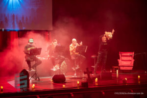 Bühne im Theater am Ring Saarlouis, während er Live-Hörspiellesung von Geisterjäger John Sinclair mit Dietmar Wunder, Katy Karrenbauer, Martin May und Gregor Höppner